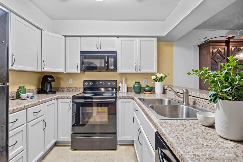 Property image 2 of 1832 J Julian Lane in Northampton, Charlotte, NC 28208