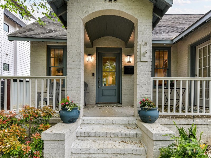 Property image 2 at 925 E 35th Street, Charlotte, NC 28205