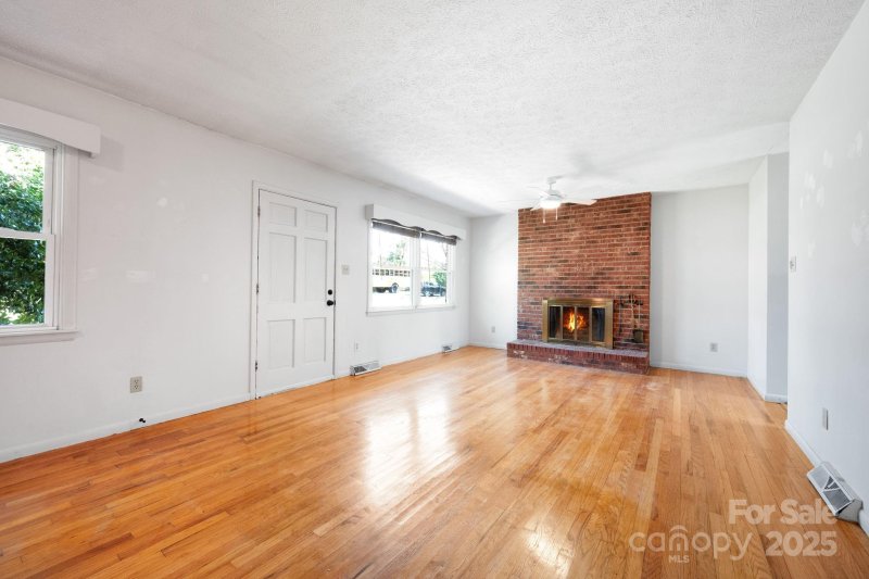 Property image 4 at 101 Arco Road, Asheville, NC 28805