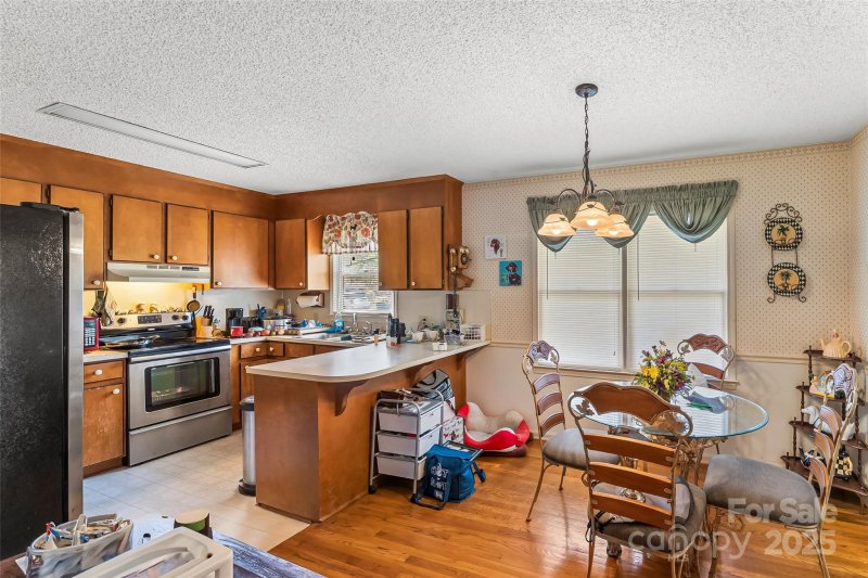 Property image 4 of 4896 Birch Circle in Forest Ridge, Hickory, NC 28602