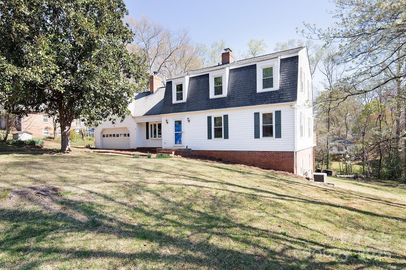 916 Rollingwood Drive