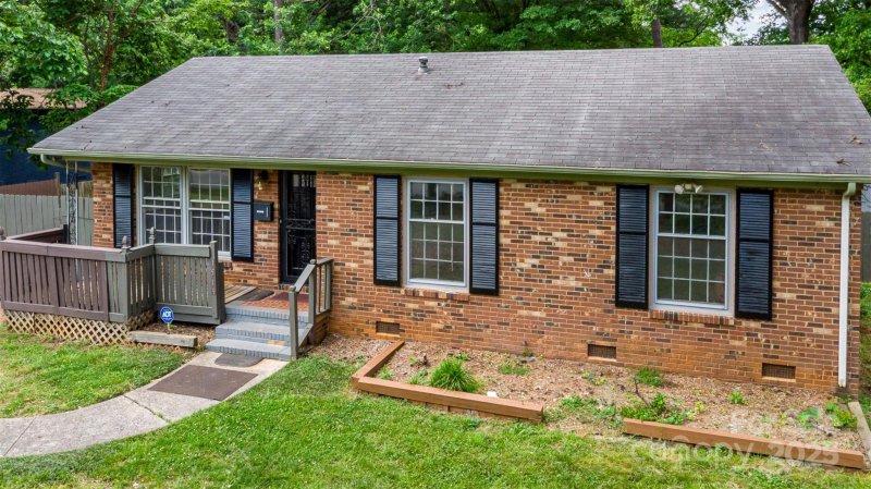 Property image 3 at 1519 Briarfield Drive, Charlotte, NC 28205