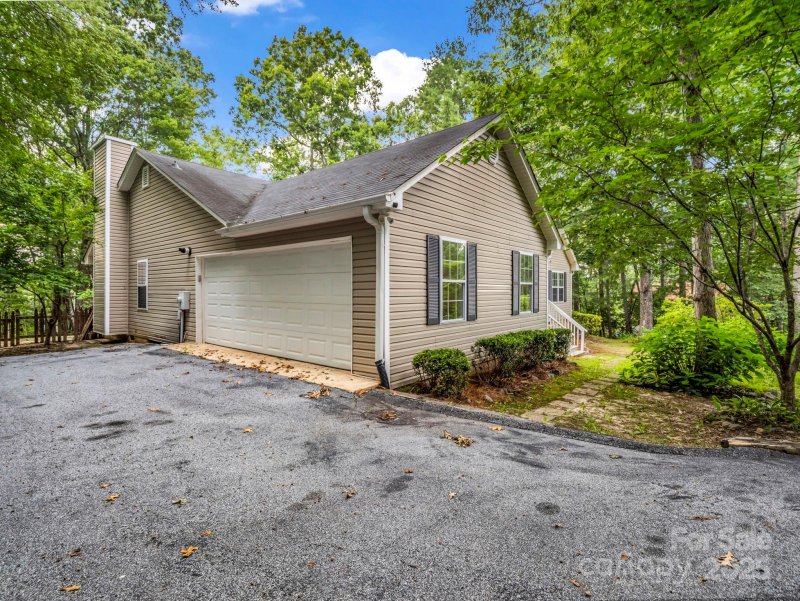 Property image 4 of 636 Shawn Rachel Parkway in Estates of Salisbury, Hendersonville, NC 28792