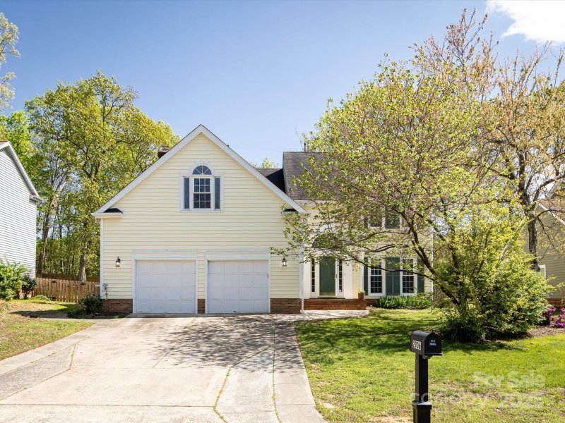 2906 Crescent Knoll Drive