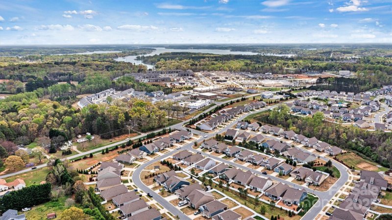 Property image 2 of 7850 Fountaingrass Lane in Bridgewater at Sherrills Ford, Sherrills Ford, NC 28673