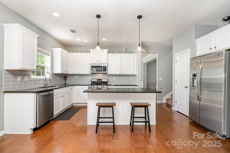 Property image 4 of 9013 Gailes Drive in Berewick, Charlotte, NC 28278