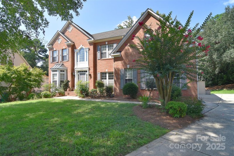 Property image 2 of 15964 Cumnor Lane in Kenilworth, Charlotte, NC 28277