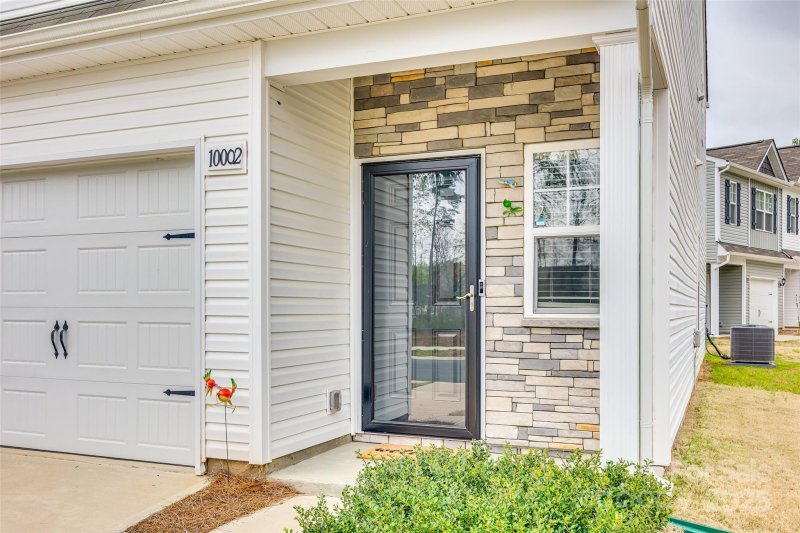 Property image 2 at 10002 Brittondale Lane, Charlotte, NC 28215