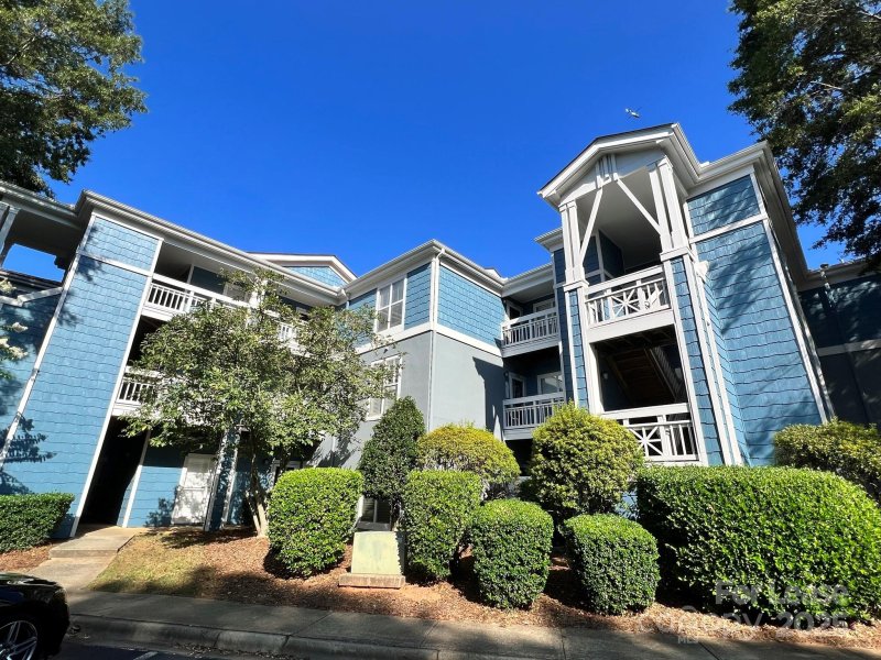 Property image 2 at 1140 Torrence Circle, Davidson, NC 28036