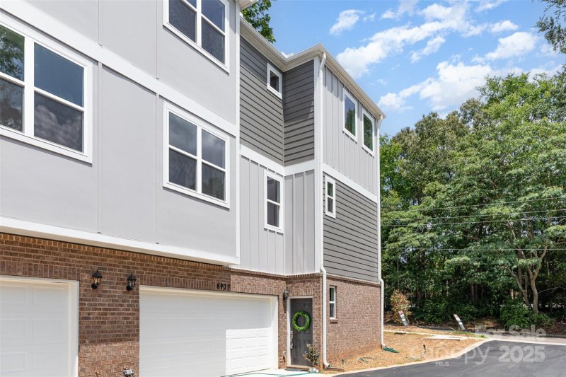 Property image 2 of 8935 Sharonbrook Drive in Sharonbrook, Charlotte, NC 28210