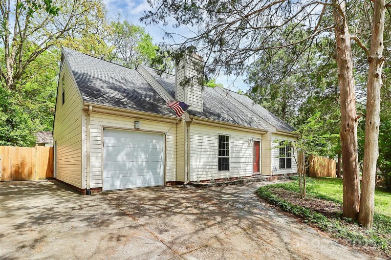 Property image 2 at 10432 Camelback Circle, Charlotte, NC 28226
