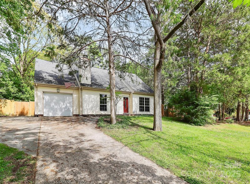 Property image 3 at 10432 Camelback Circle, Charlotte, NC 28226