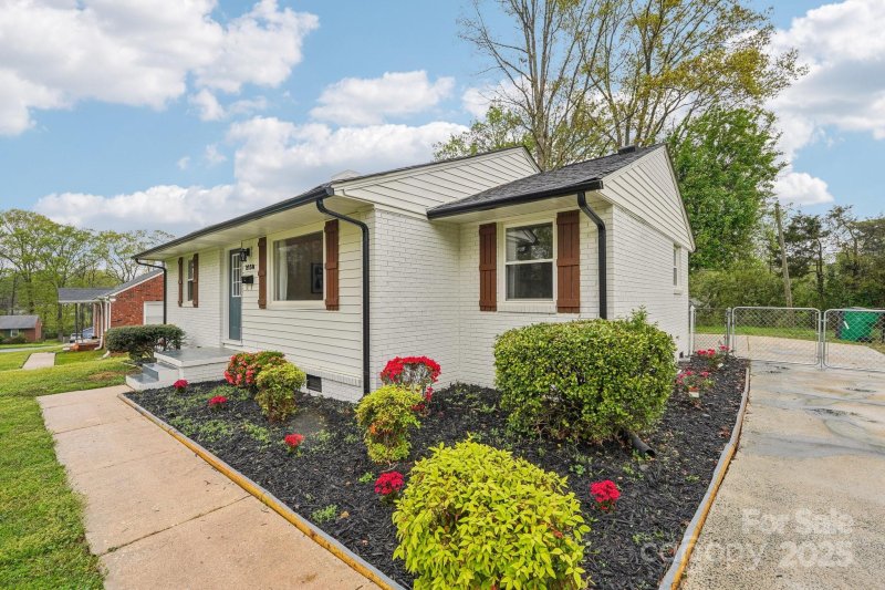 Property image 3 at 2138 Syracuse Drive, Charlotte, NC 28216