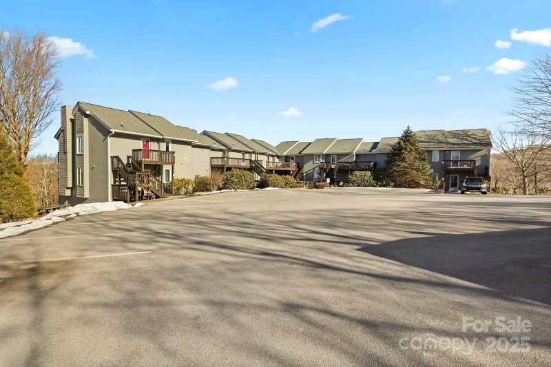 Skyleaf, Banner Elk Community