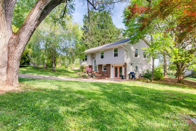 Property image 3 at 7 Guinevere Court, Asheville, NC 28806