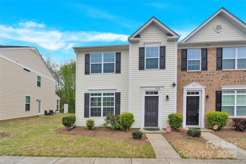 The Mews at Laurel Valley, Charlotte Community