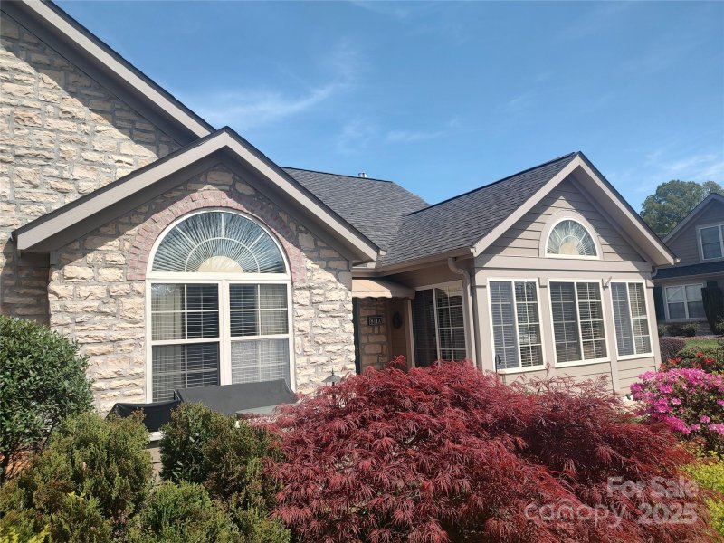 Property image 2 of 811 Wynnshire Drive in Wynnshire Ridge, Hickory, NC 28601