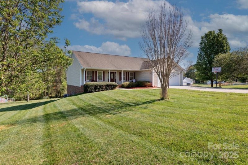 Property image 3 of 106 Zurich Lane in Fairview Farms, Statesville, NC 28625