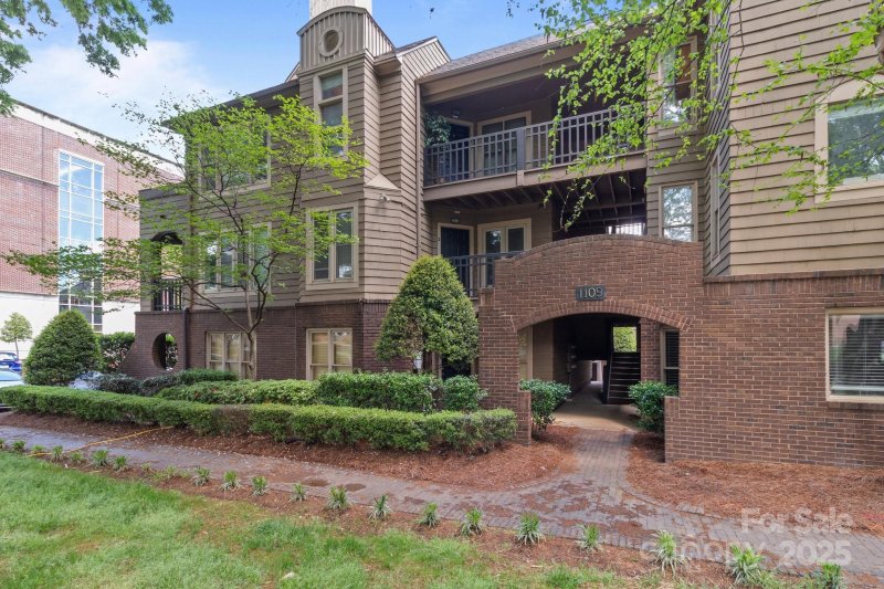 Property image 2 at 1109 E Morehead Street, Charlotte, NC 28204