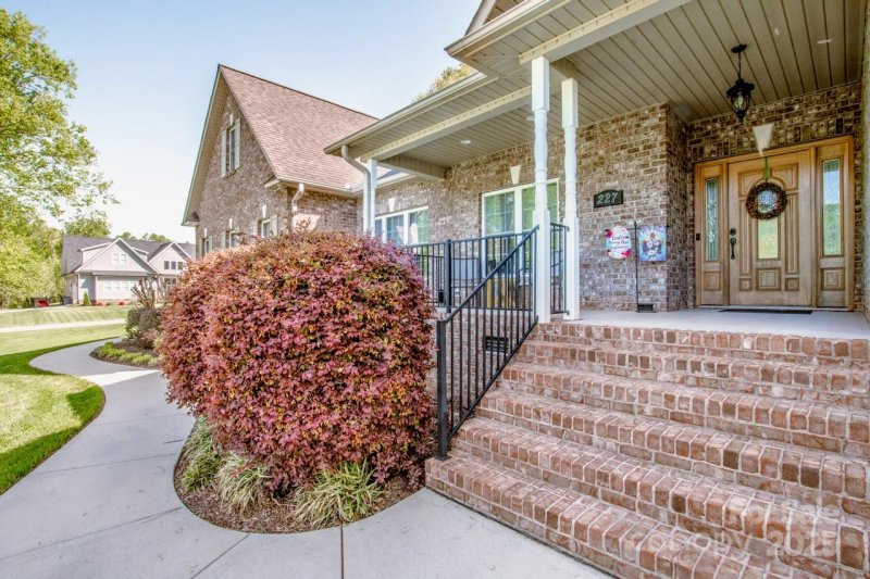 Property image 2 at 227 Donsdale Drive, Statesville, NC 28625
