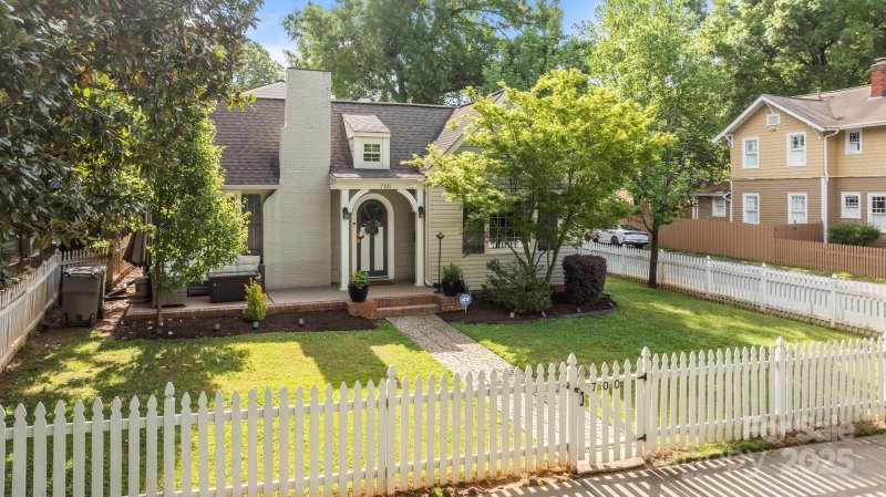 Property image 2 at 700 Oakland Avenue, Charlotte, NC 28204