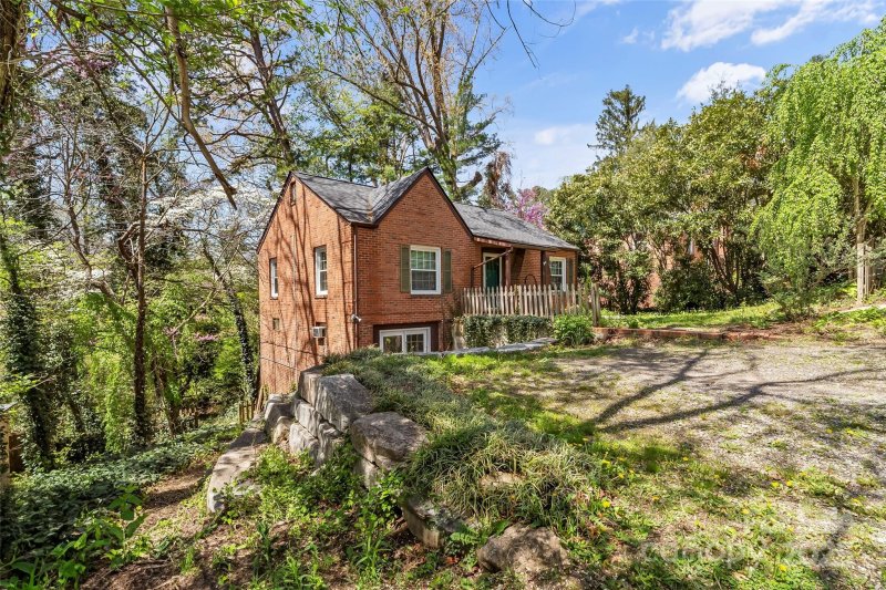 Property image 2 of 9 Canterbury Road in Beverly Hills, Asheville, NC 28805