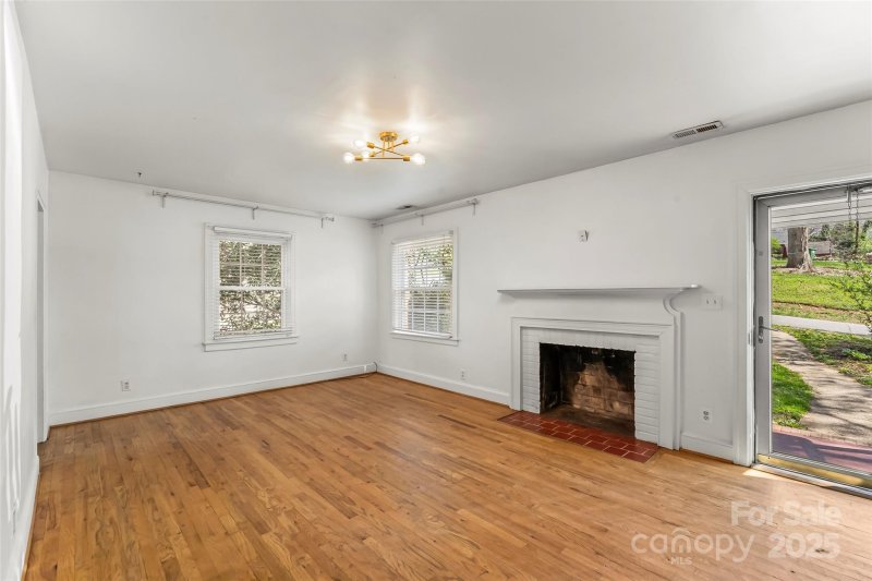 Property image 3 of 9 Canterbury Road in Beverly Hills, Asheville, NC 28805