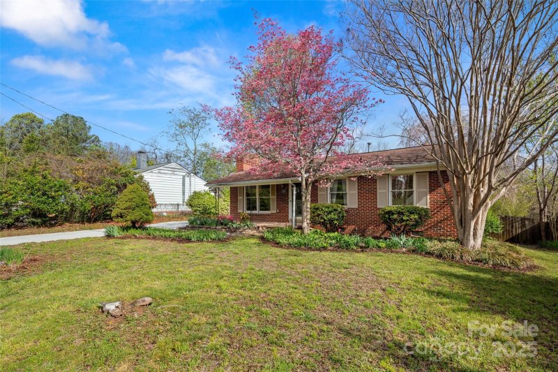 Property image 2 at 32 Starmount Drive, Asheville, NC 28806