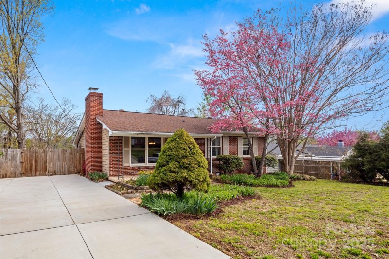 Property image 3 at 32 Starmount Drive, Asheville, NC 28806