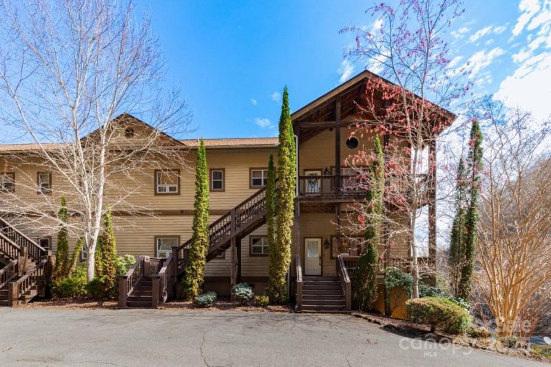 Property image 2 of 295 Sawgrass Drive in Smoky Mountain Country Club, Whittier, NC 28789