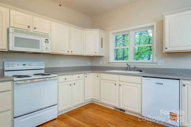 Property image 5 of 3 Teresa Way in Laurel Court, Black Mountain, NC 28711