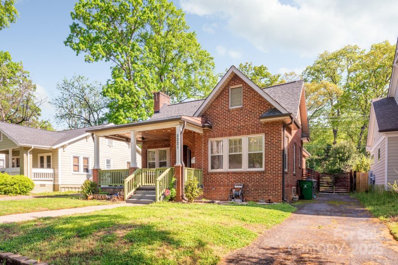 Property image 2 at 2221 Commonwealth Avenue, Charlotte, NC 28205
