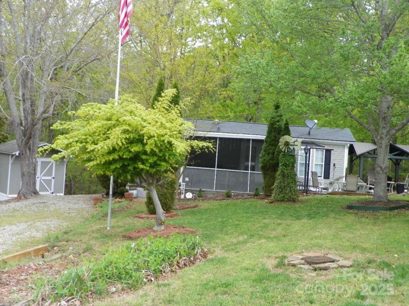 Property image 2 of 124 Hummingbird Circle in Badin Shores Resort, New London, NC 28127