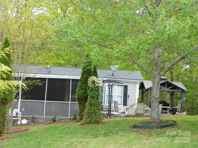 Property image 3 of 124 Hummingbird Circle in Badin Shores Resort, New London, NC 28127