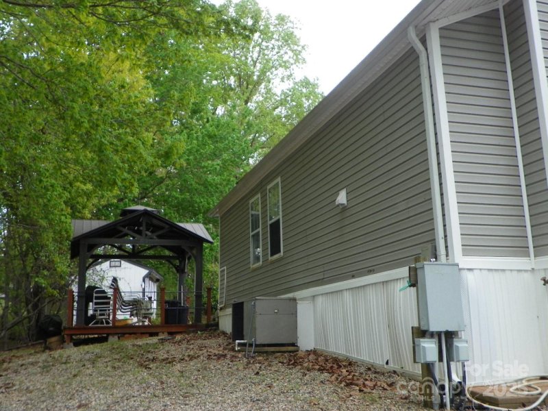 Property image 4 of 124 Hummingbird Circle in Badin Shores Resort, New London, NC 28127