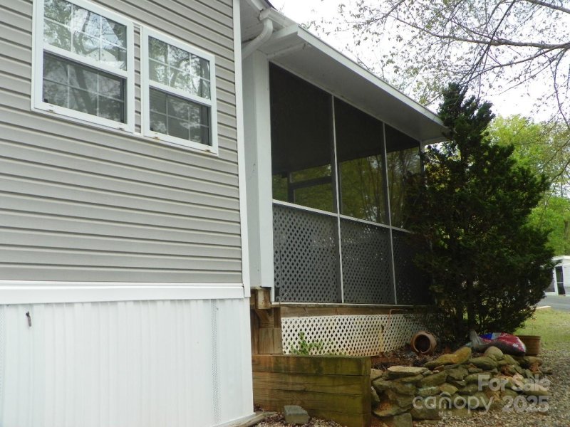 Property image 5 of 124 Hummingbird Circle in Badin Shores Resort, New London, NC 28127