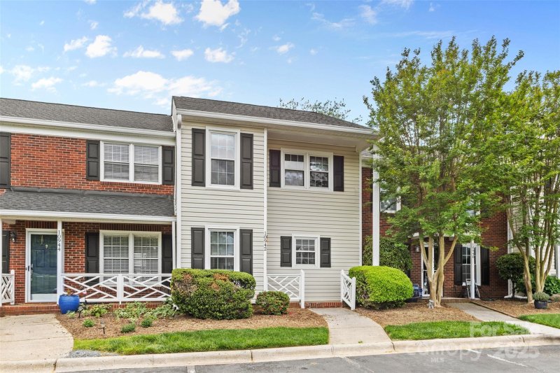 Property image 3 of 10942 Winterbourne Court in Kensington At Raintree, Charlotte, NC 28277