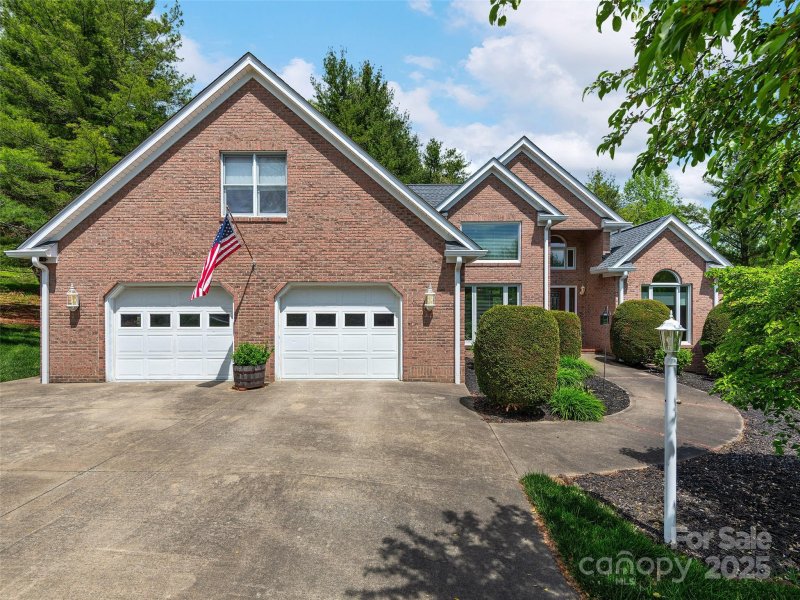 Property image 2 of 907 Rickel Drive in Wilson Farm, Hendersonville, NC 28739