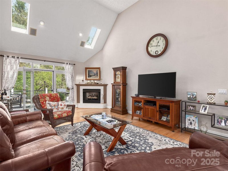 Property image 4 of 907 Rickel Drive in Wilson Farm, Hendersonville, NC 28739