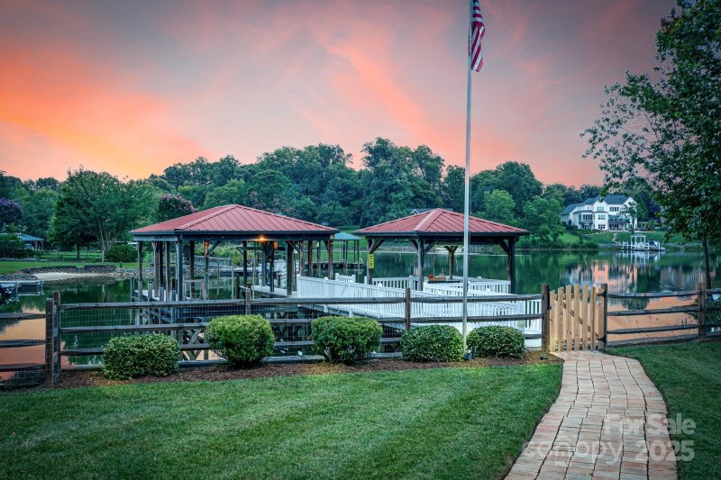 Harbor Cove, Mooresville Community