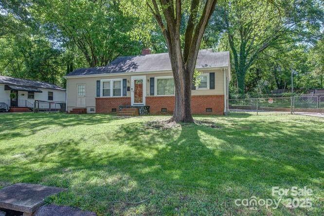 Property image 2 of 1308 Lineberger Avenue in Hillcrest, Gastonia, NC 28052