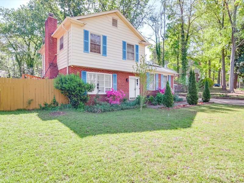 Property image 3 of 6820 Elm Forest Drive in Cedars East, Charlotte, NC 28212