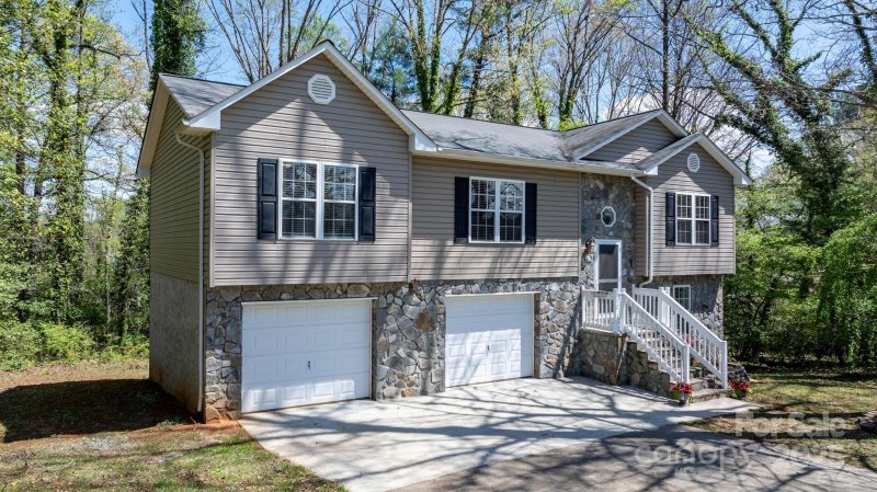 Property image 2 at 112 N Council Oaks Street, Morganton, NC 28655