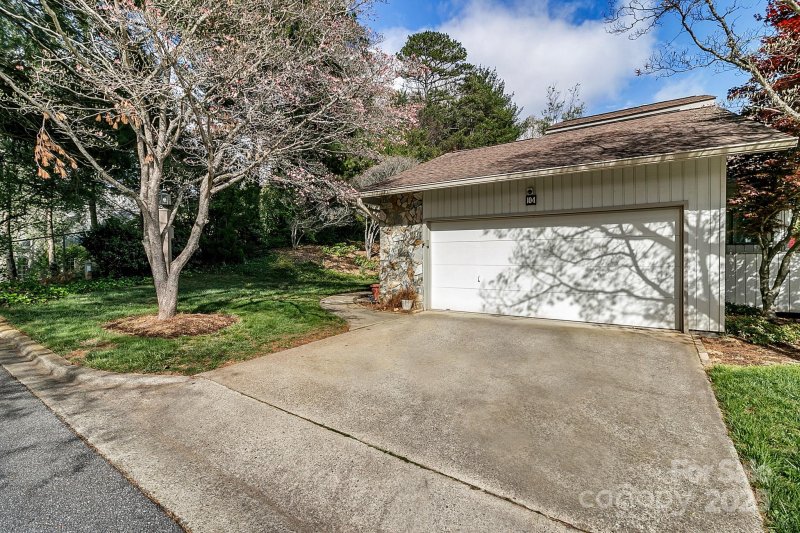 Property image 2 at 104 Parkway Court, Asheville, NC 28803