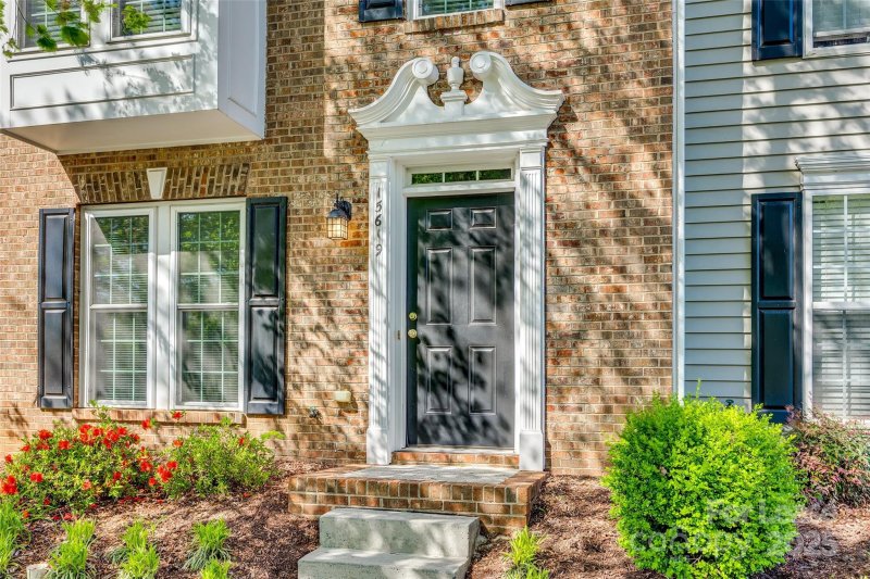 Property image 2 at 15619 Sir Charles Place, Charlotte, NC 28277