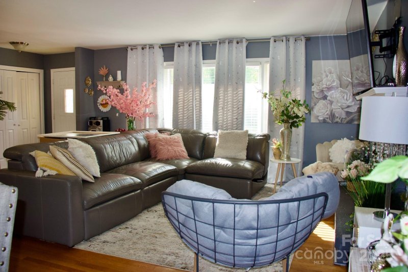 Property image 4 of 920 Squirrel Hill Road in Hidden Valley Estates, Charlotte, NC 28213