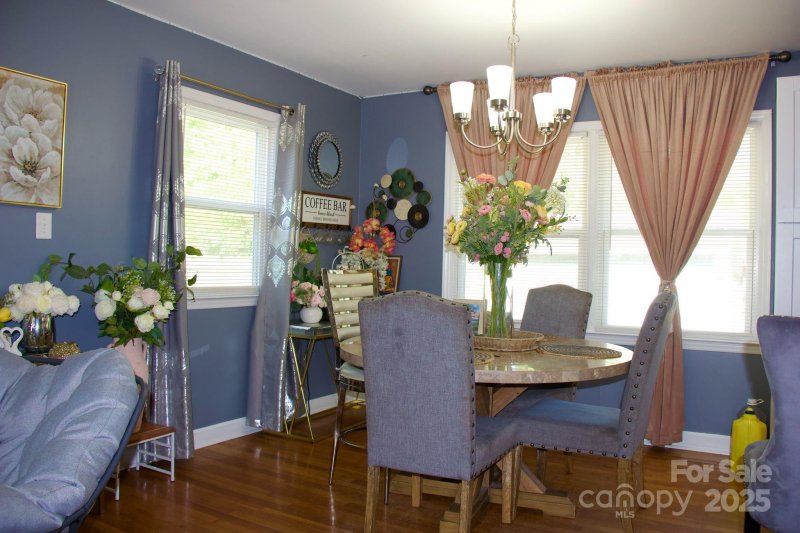 Property image 5 of 920 Squirrel Hill Road in Hidden Valley Estates, Charlotte, NC 28213