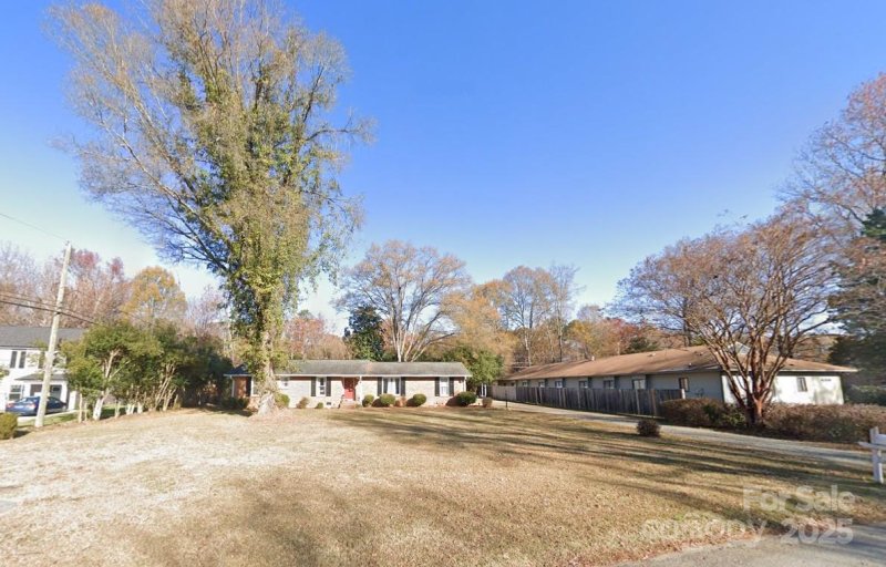 Delta Acres, Charlotte Community