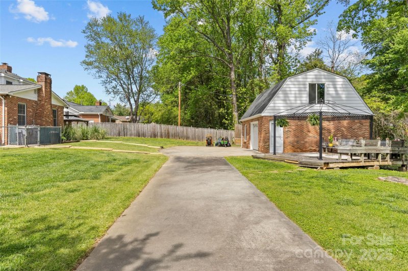 Property image 2 of 6035 Idlebrook Drive in Idlewild Farms, Charlotte, NC 28212