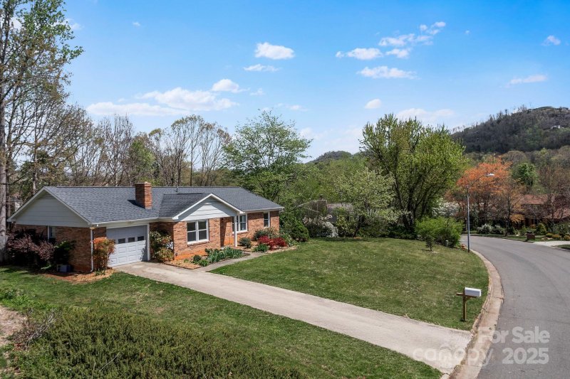 Property image 2 at 29 Knoll Ridge Drive, Asheville, NC 28804